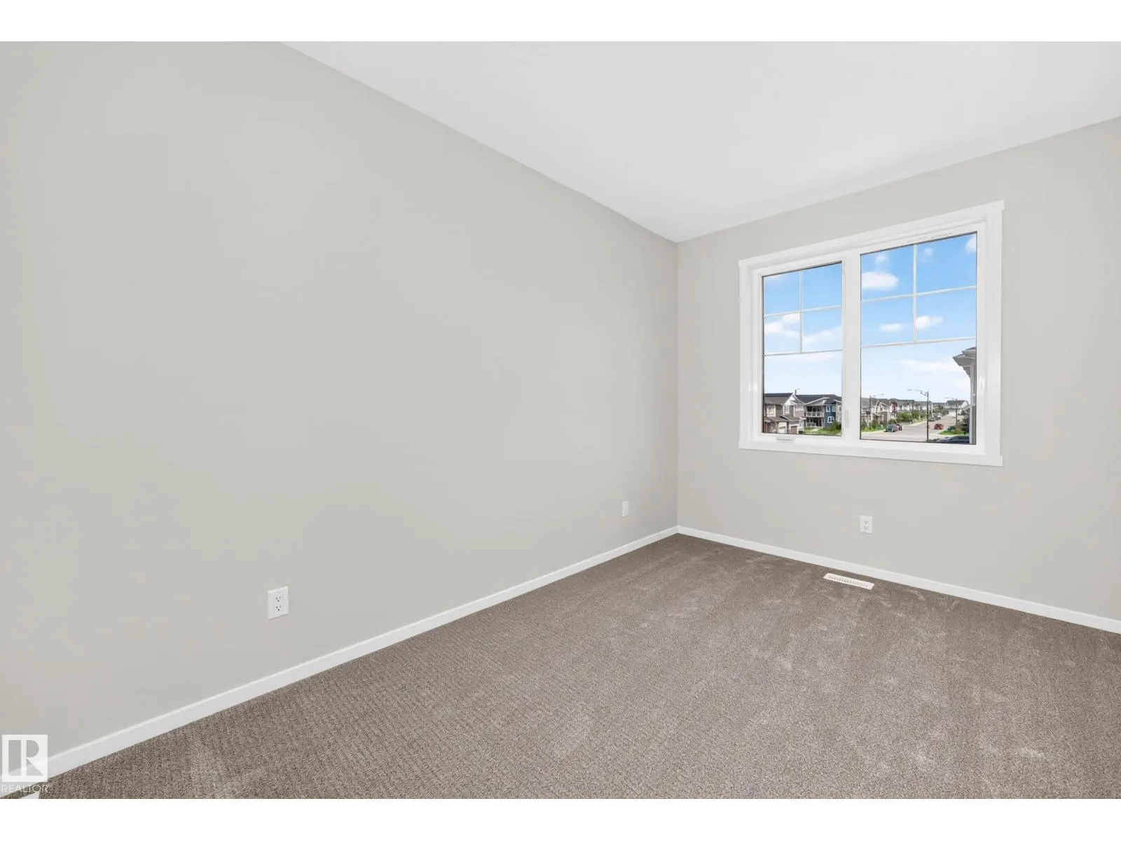 1516 205 ST NW