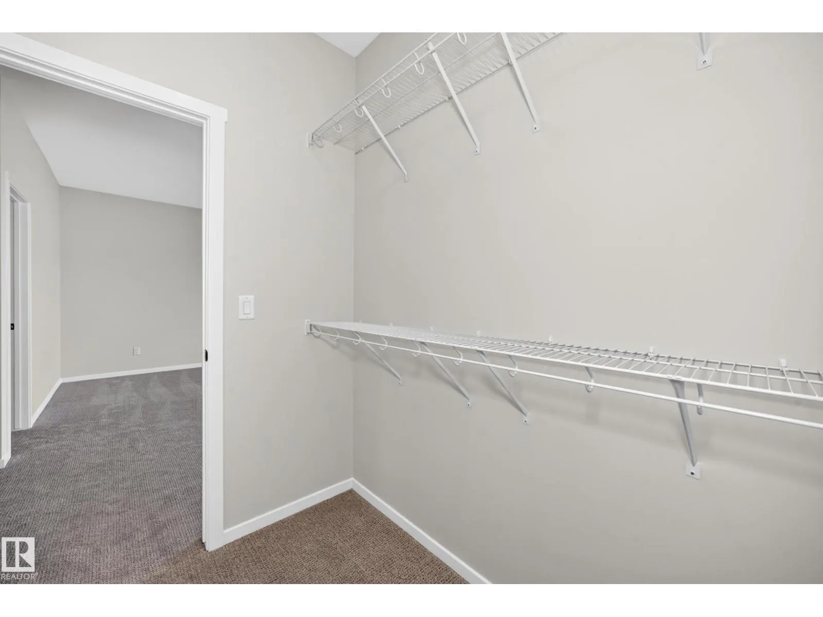 1516 205 ST NW