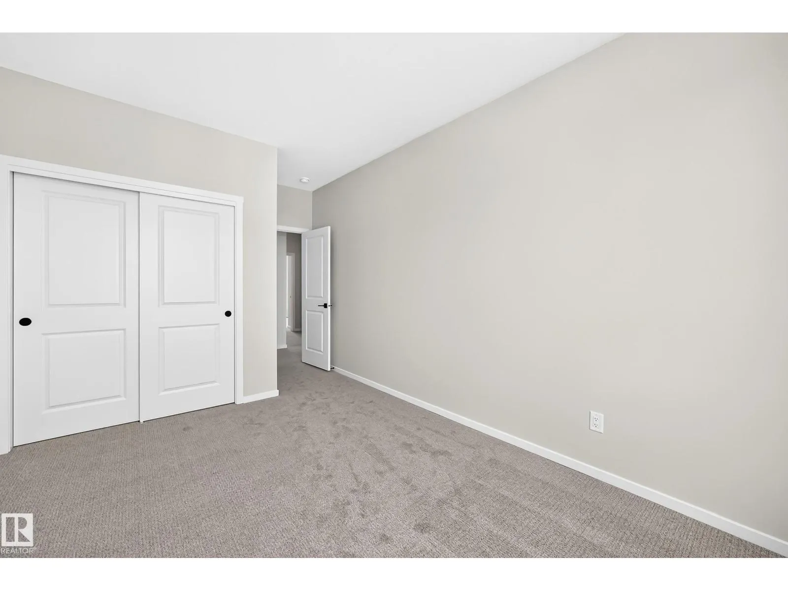 1516 205 ST NW