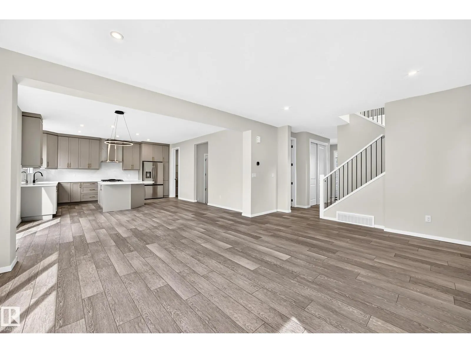 1516 205 ST NW
