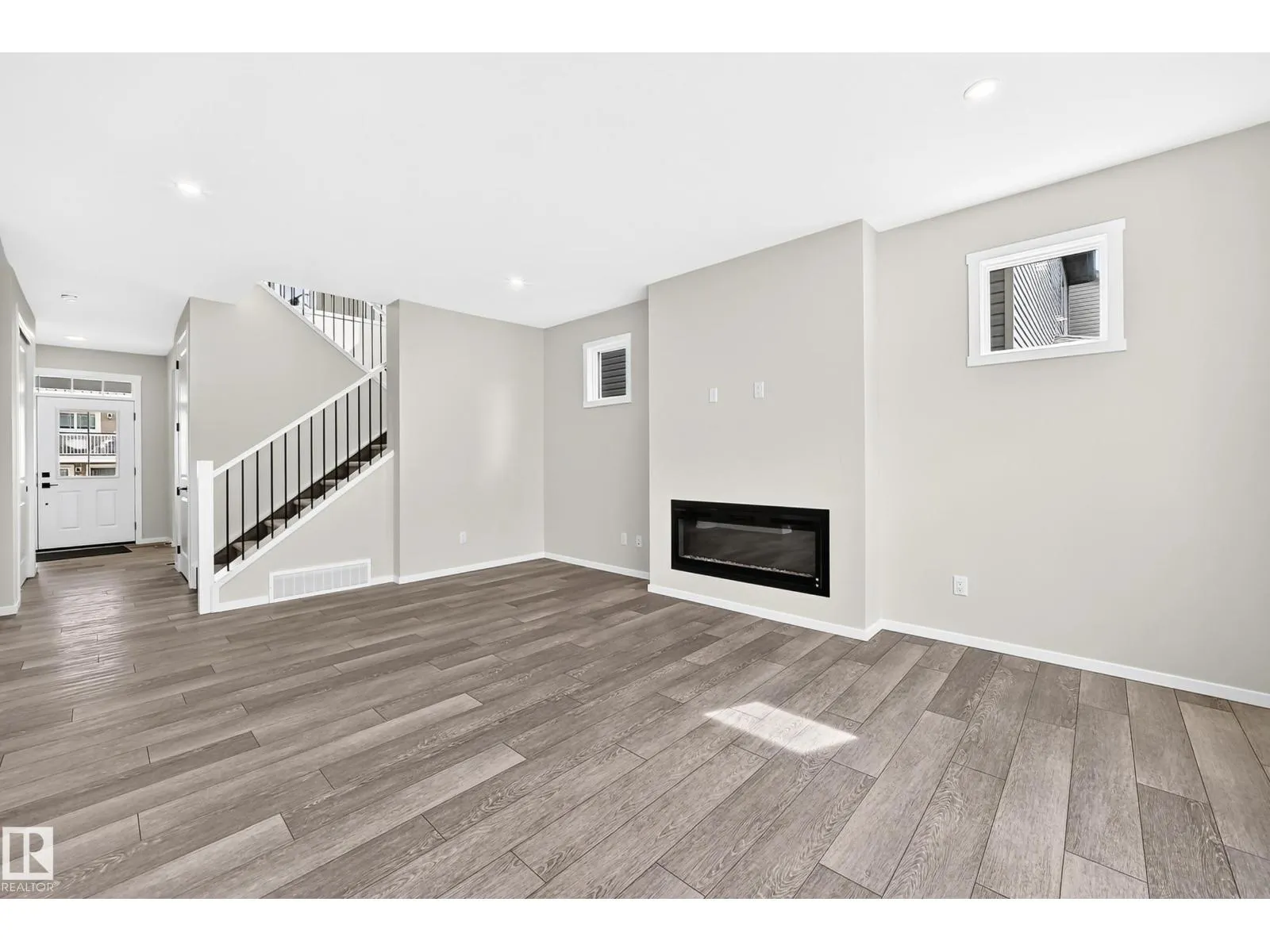 1516 205 ST NW