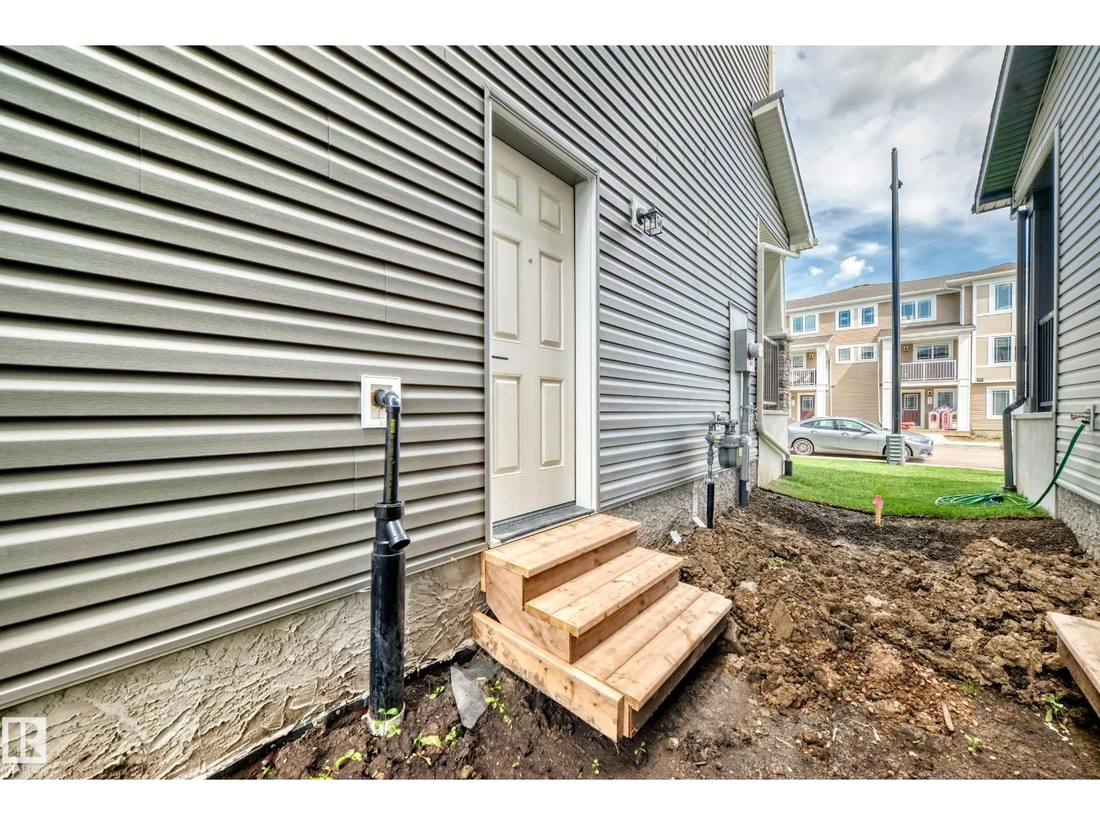 1516 205 ST NW