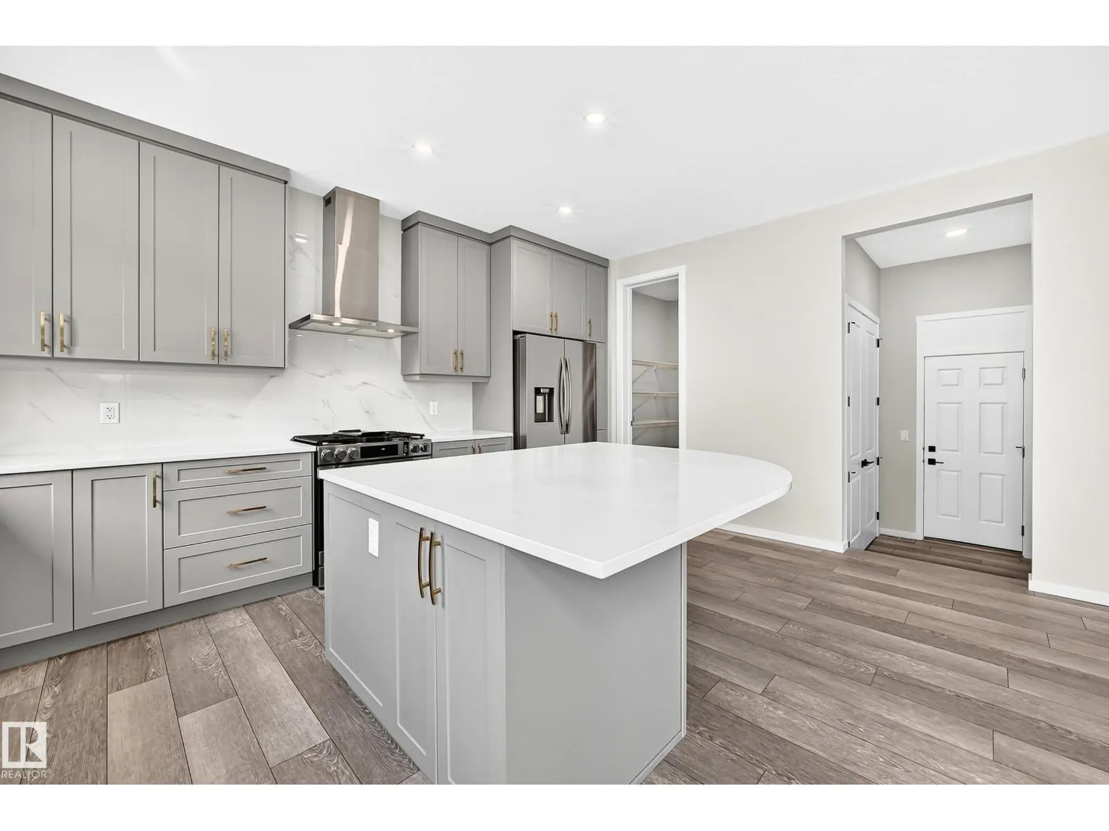 1516 205 ST NW