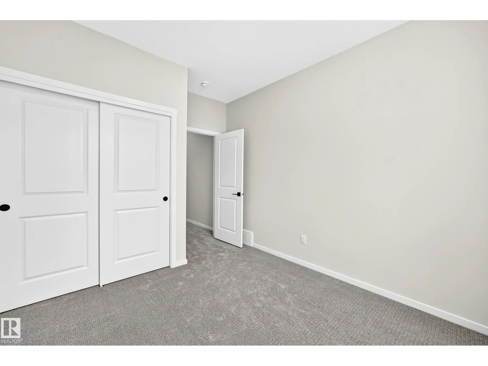1516 205 ST NW