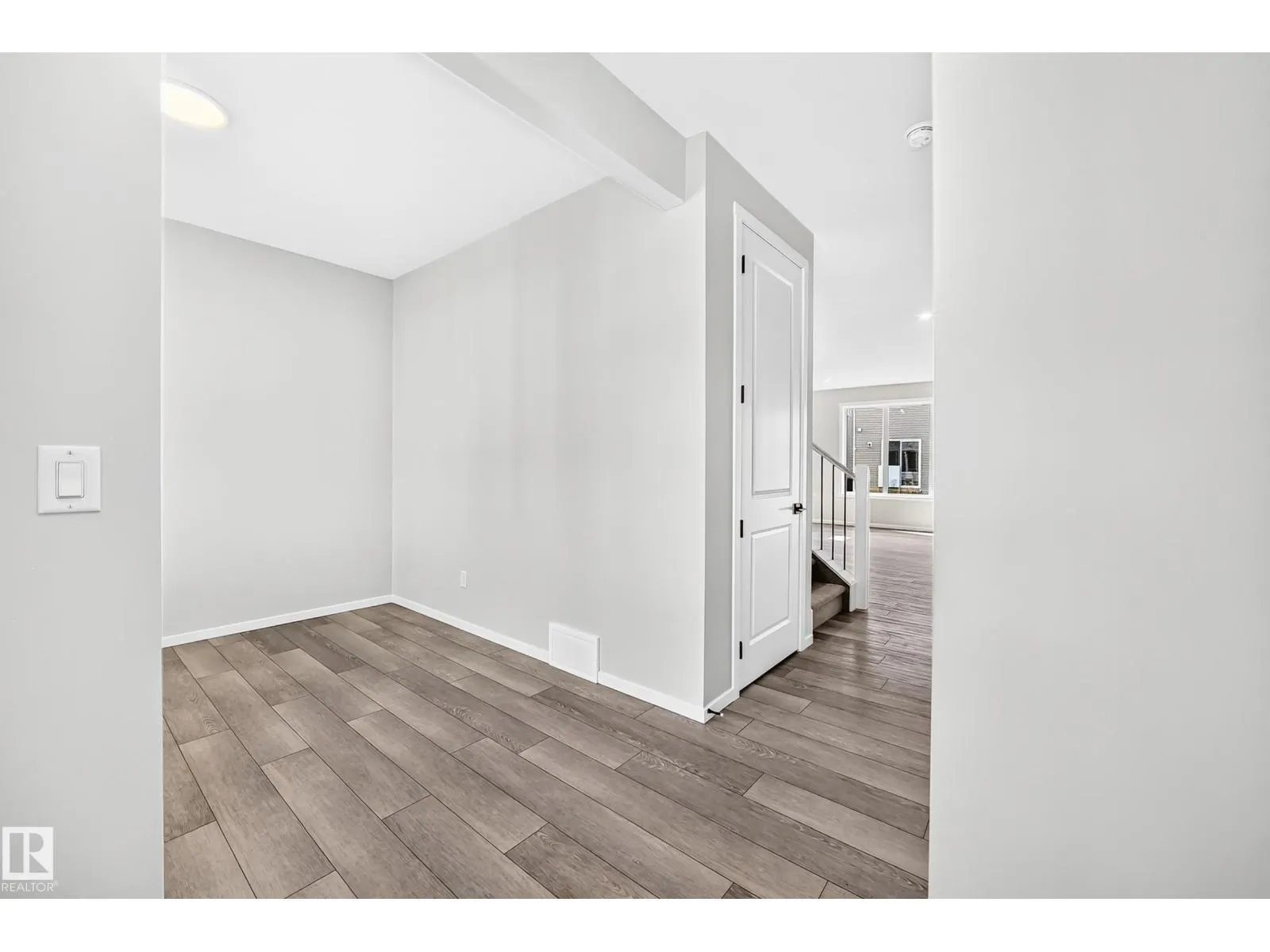 1516 205 ST NW
