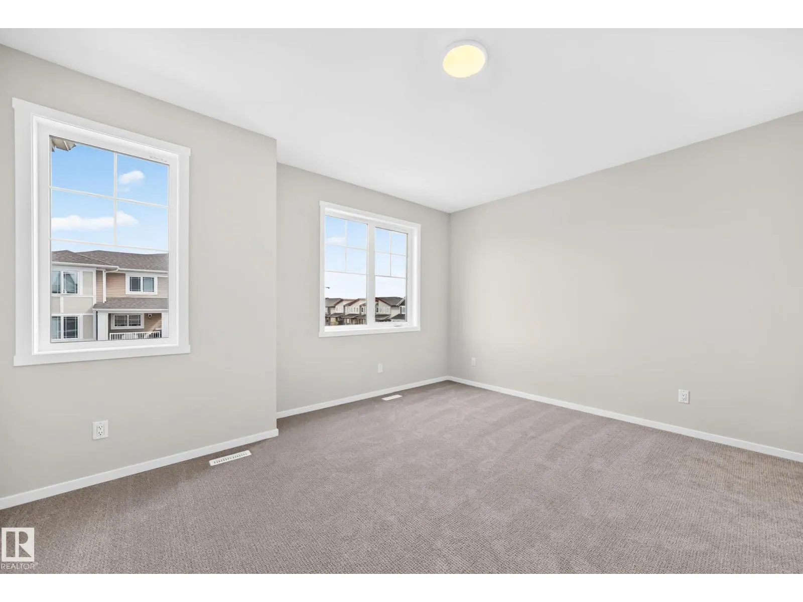 1516 205 ST NW