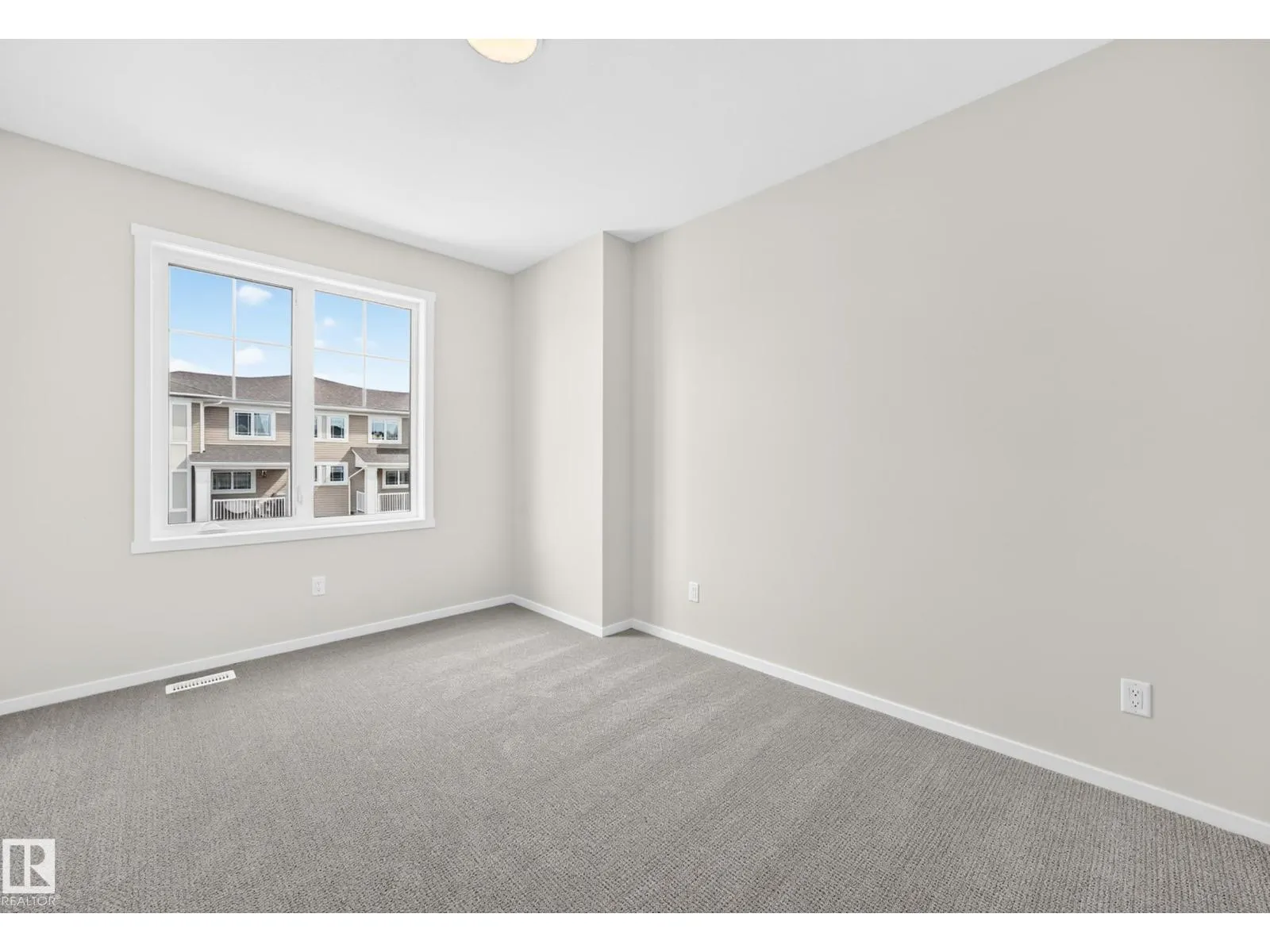 1516 205 ST NW