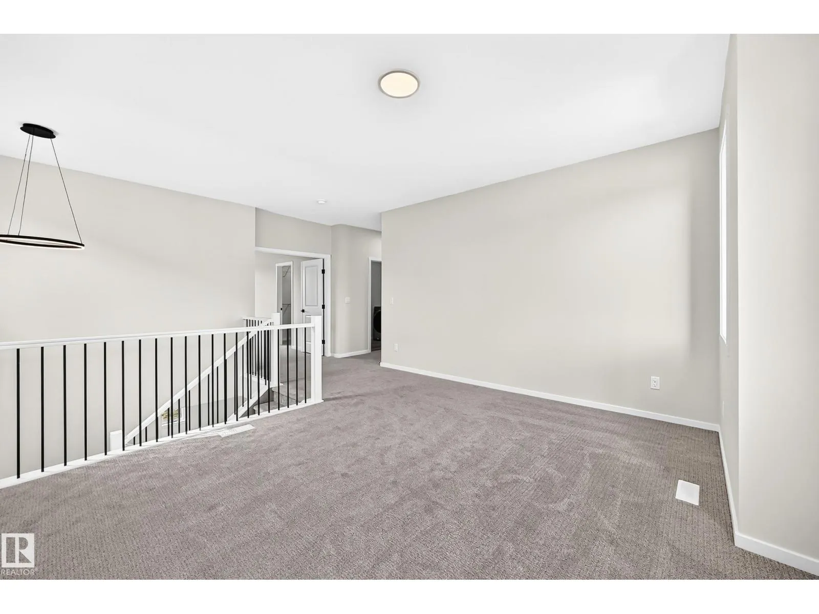 1516 205 ST NW