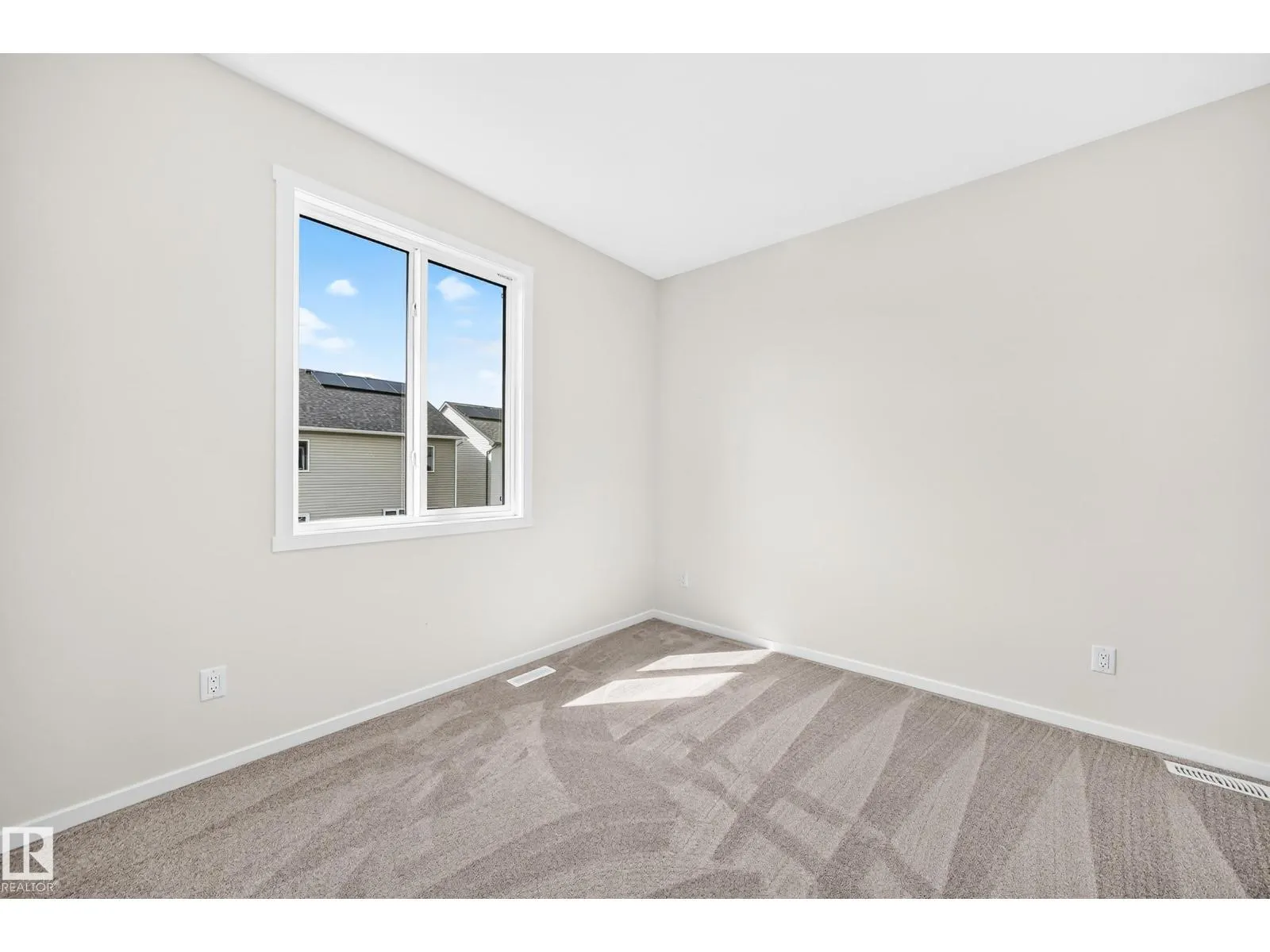 1512 205 ST NW