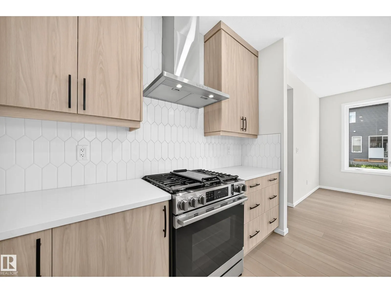 1512 205 ST NW