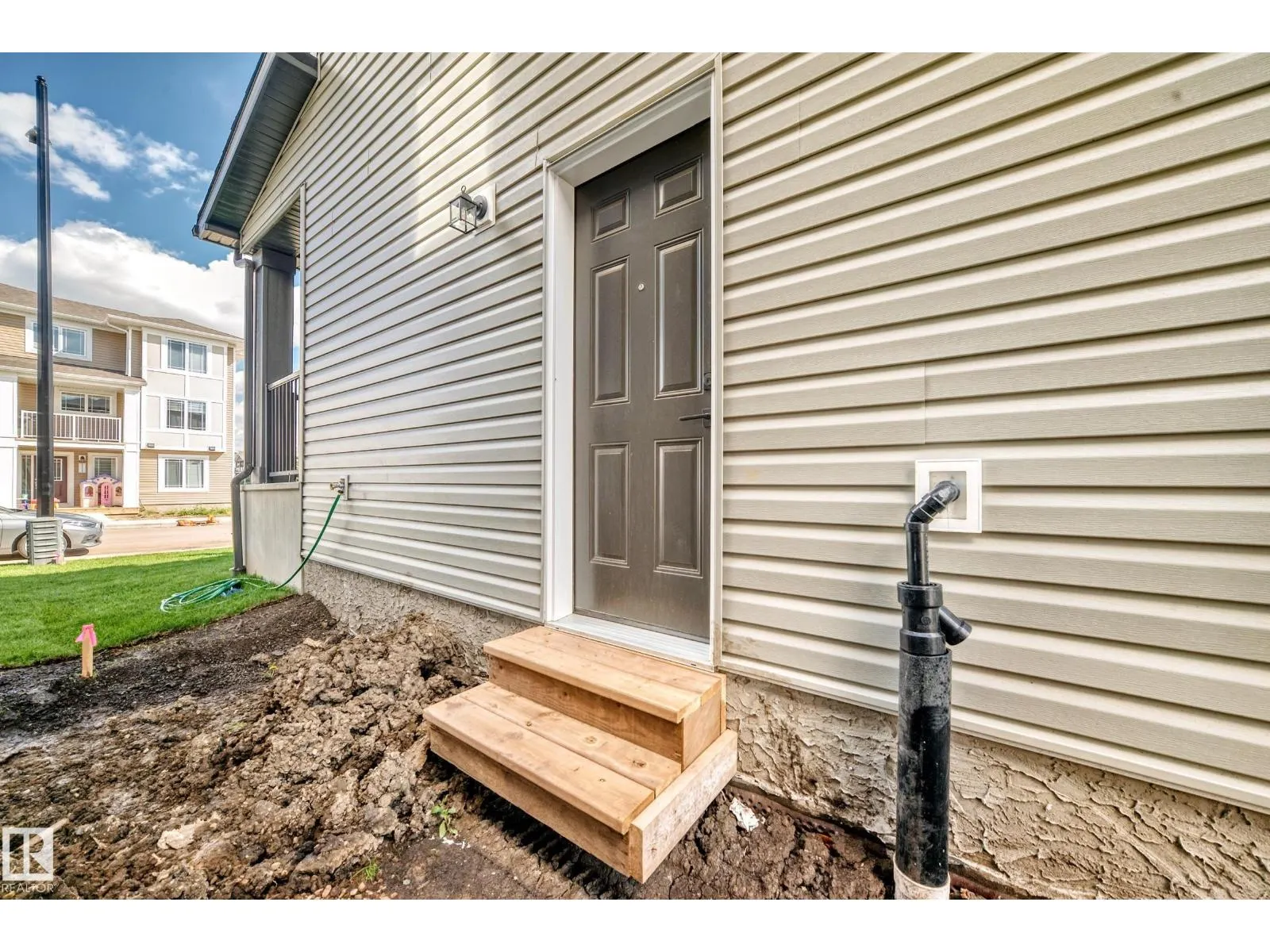 1512 205 ST NW