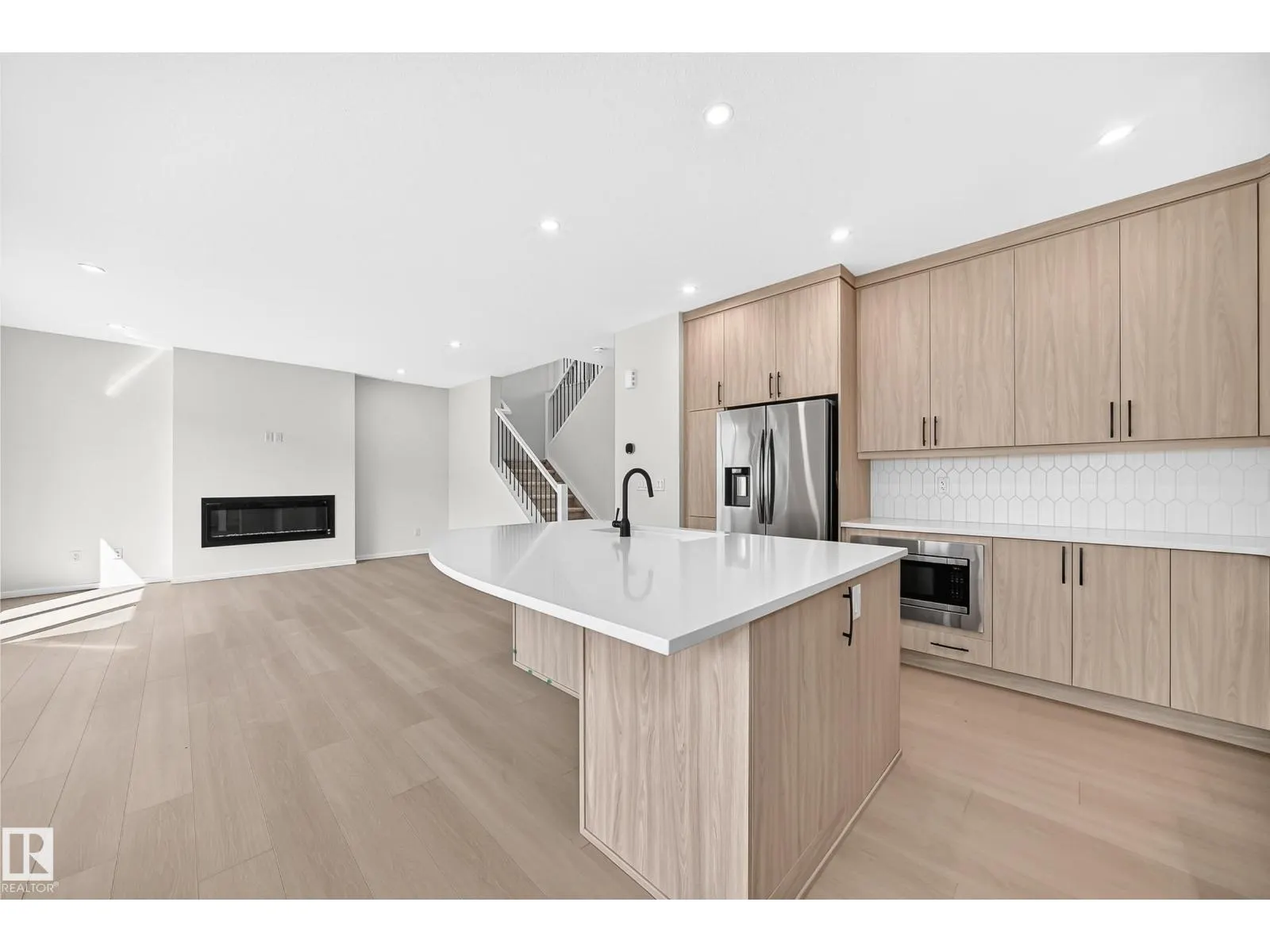 1512 205 ST NW