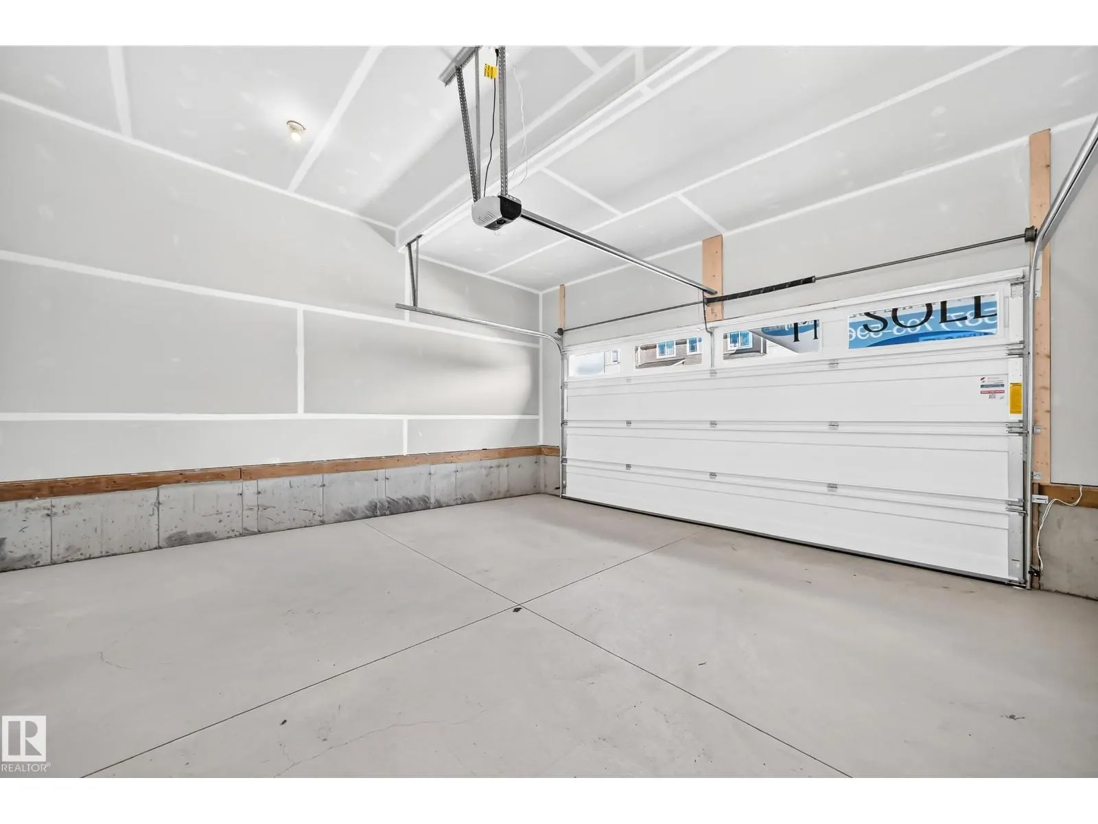 1512 205 ST NW