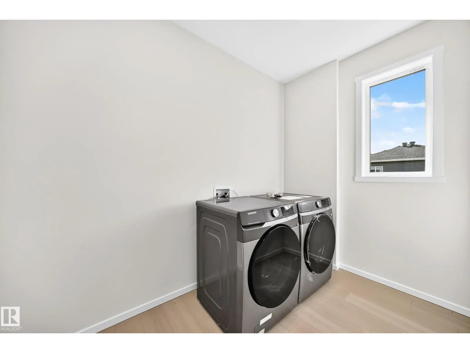 1512 205 ST NW
