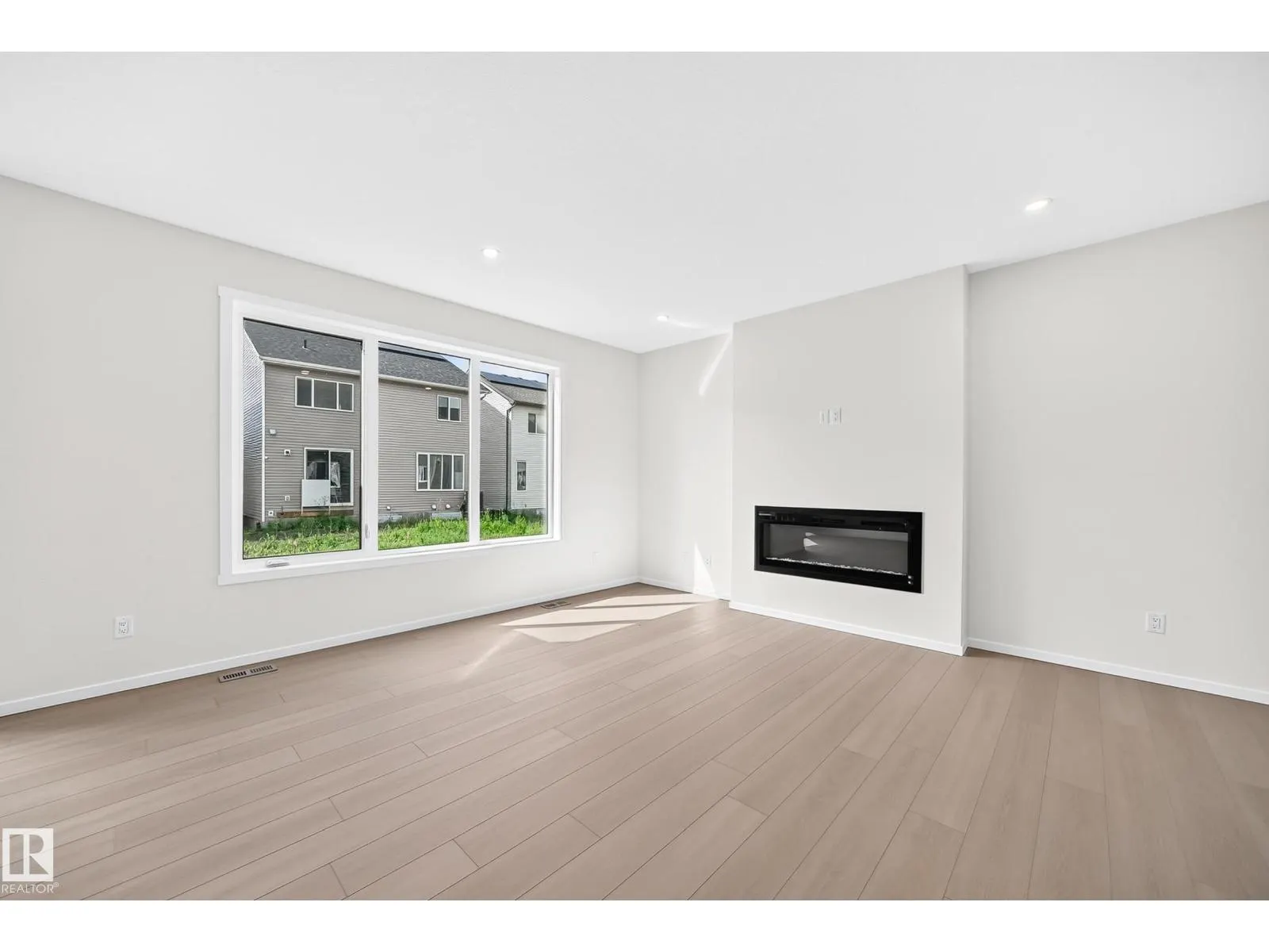 1512 205 ST NW