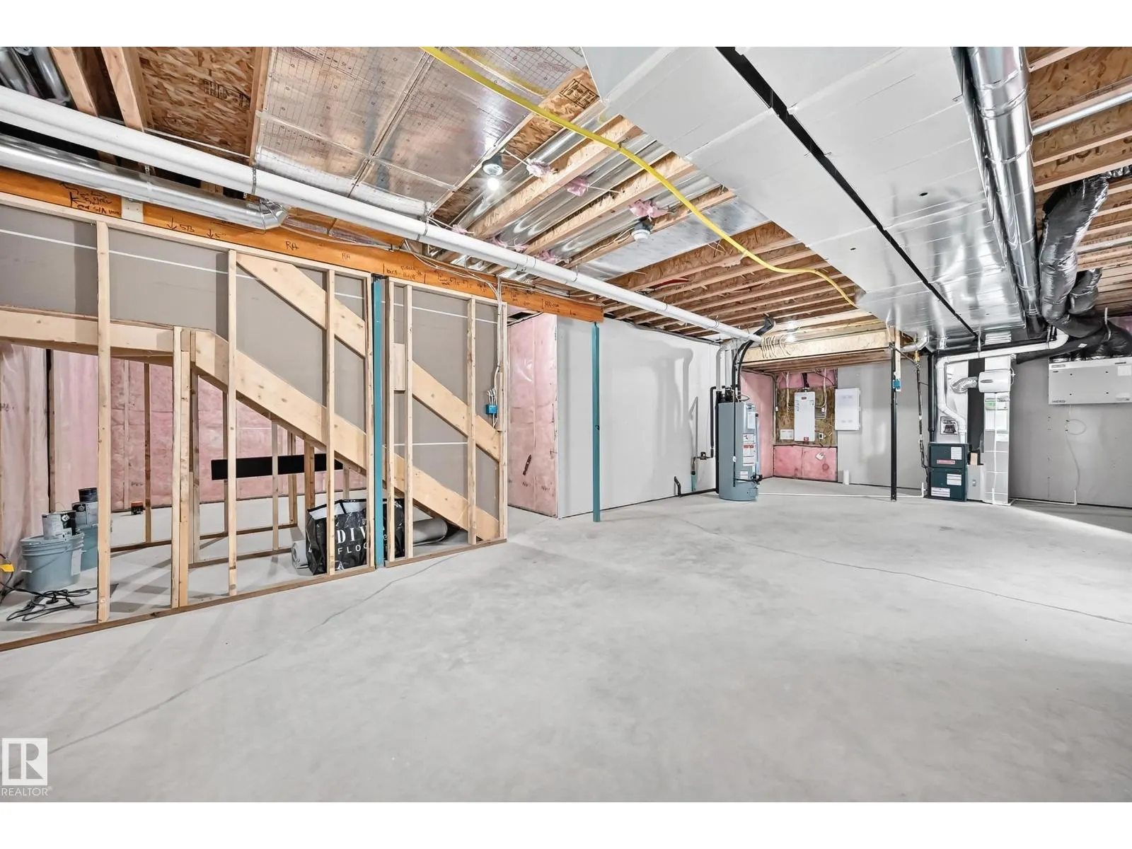 1512 205 ST NW