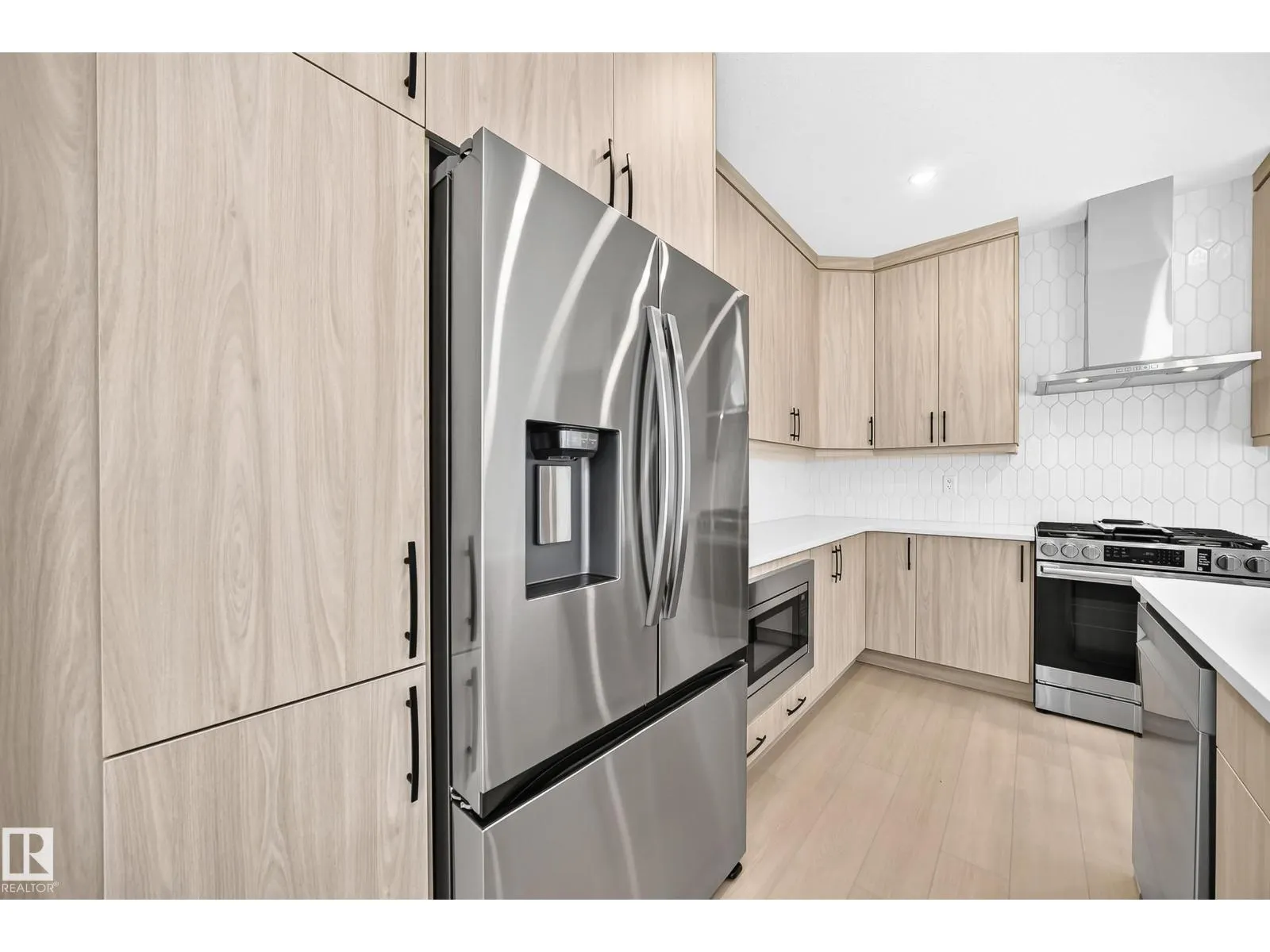 1512 205 ST NW