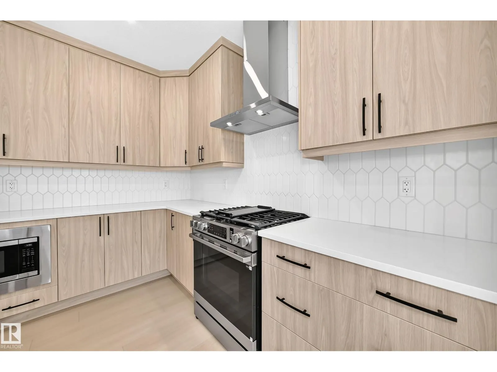 1512 205 ST NW