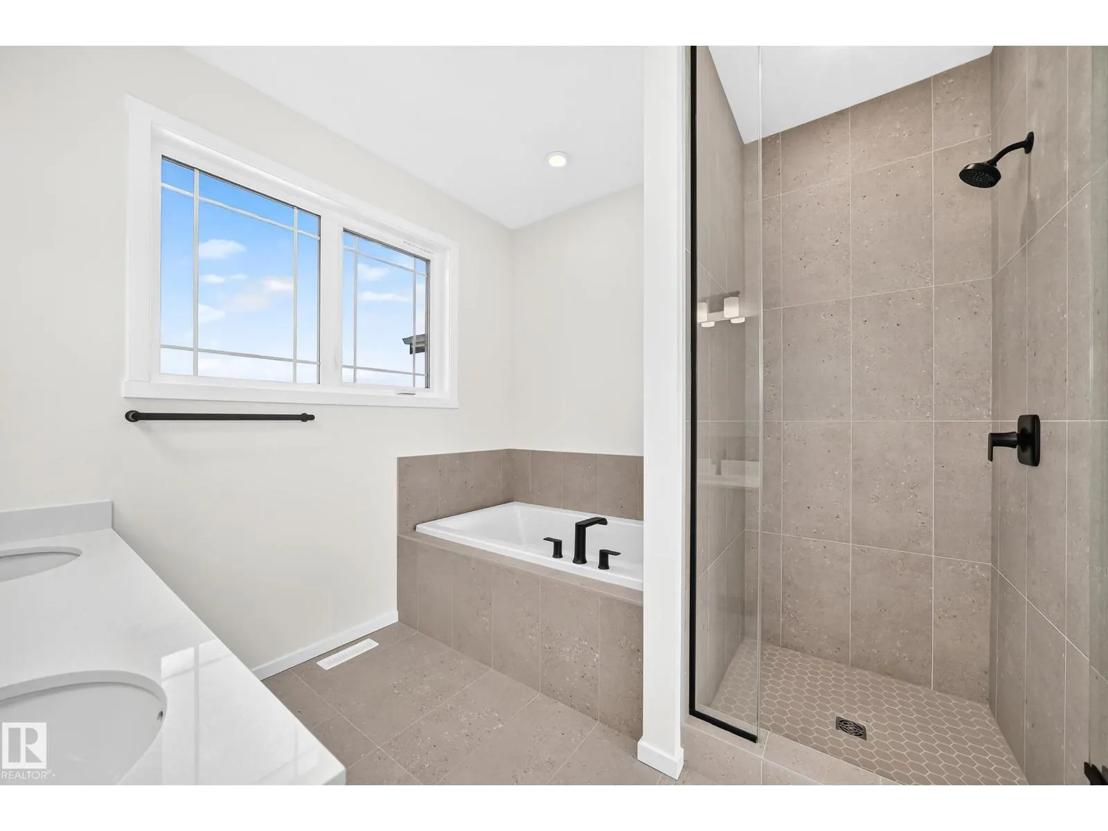 1512 205 ST NW