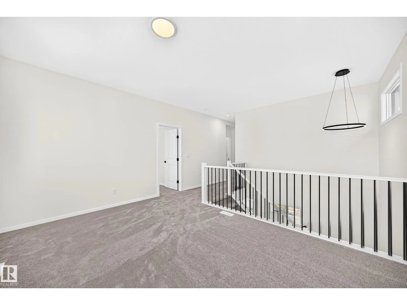 1512 205 ST NW
