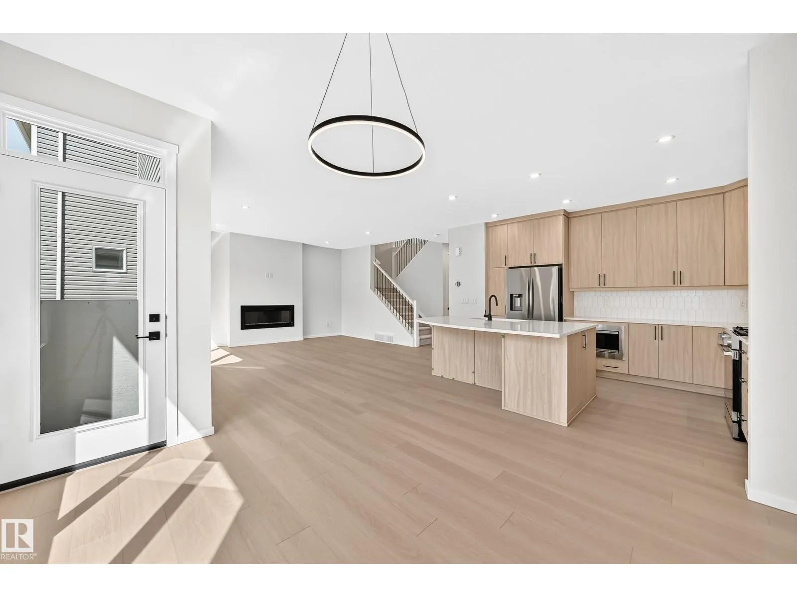 1512 205 ST NW