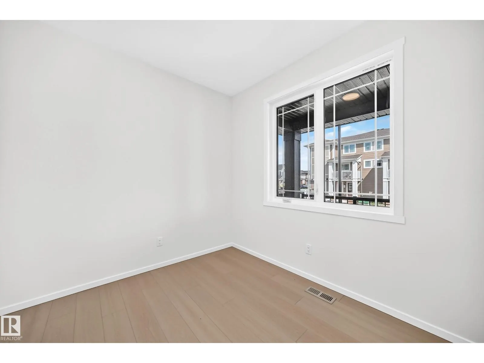 1512 205 ST NW