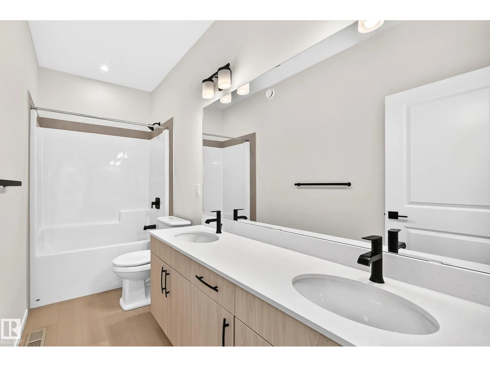 1512 205 ST NW