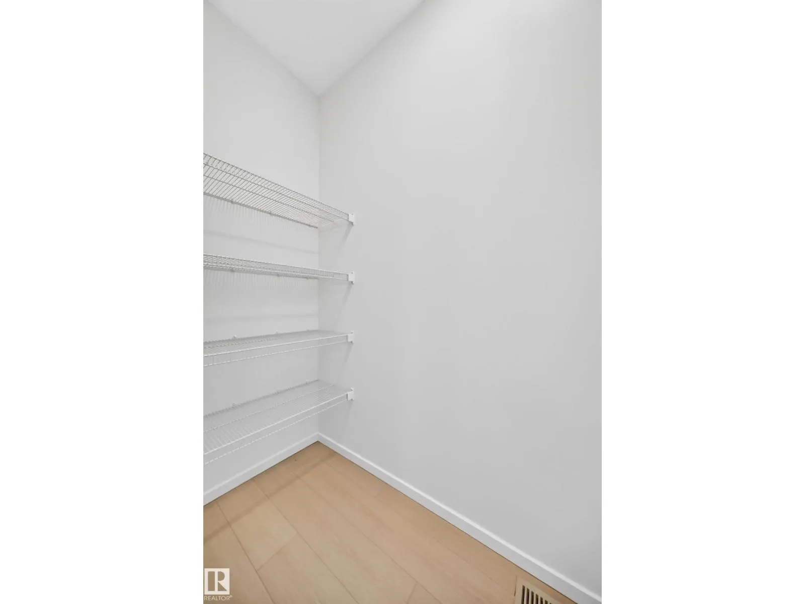 1512 205 ST NW