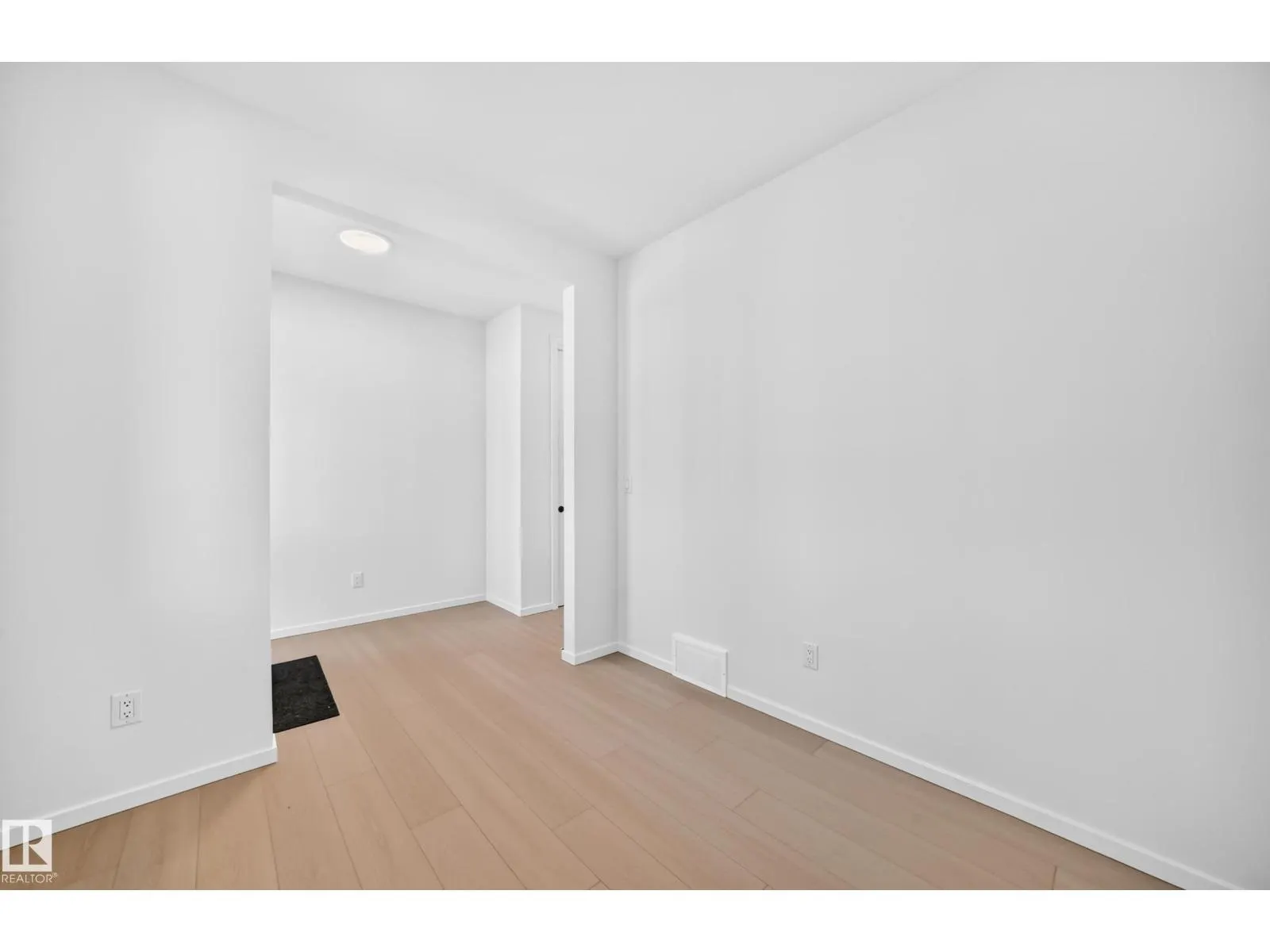 1512 205 ST NW