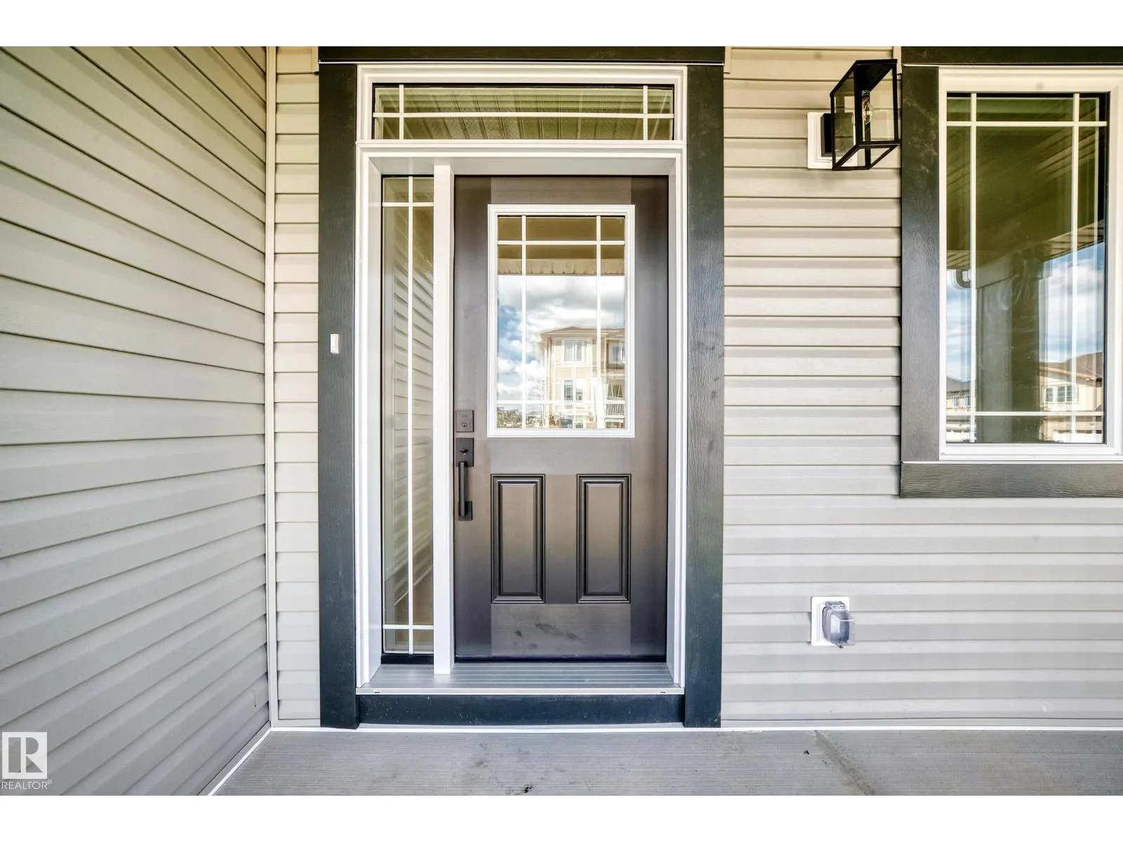 1512 205 ST NW