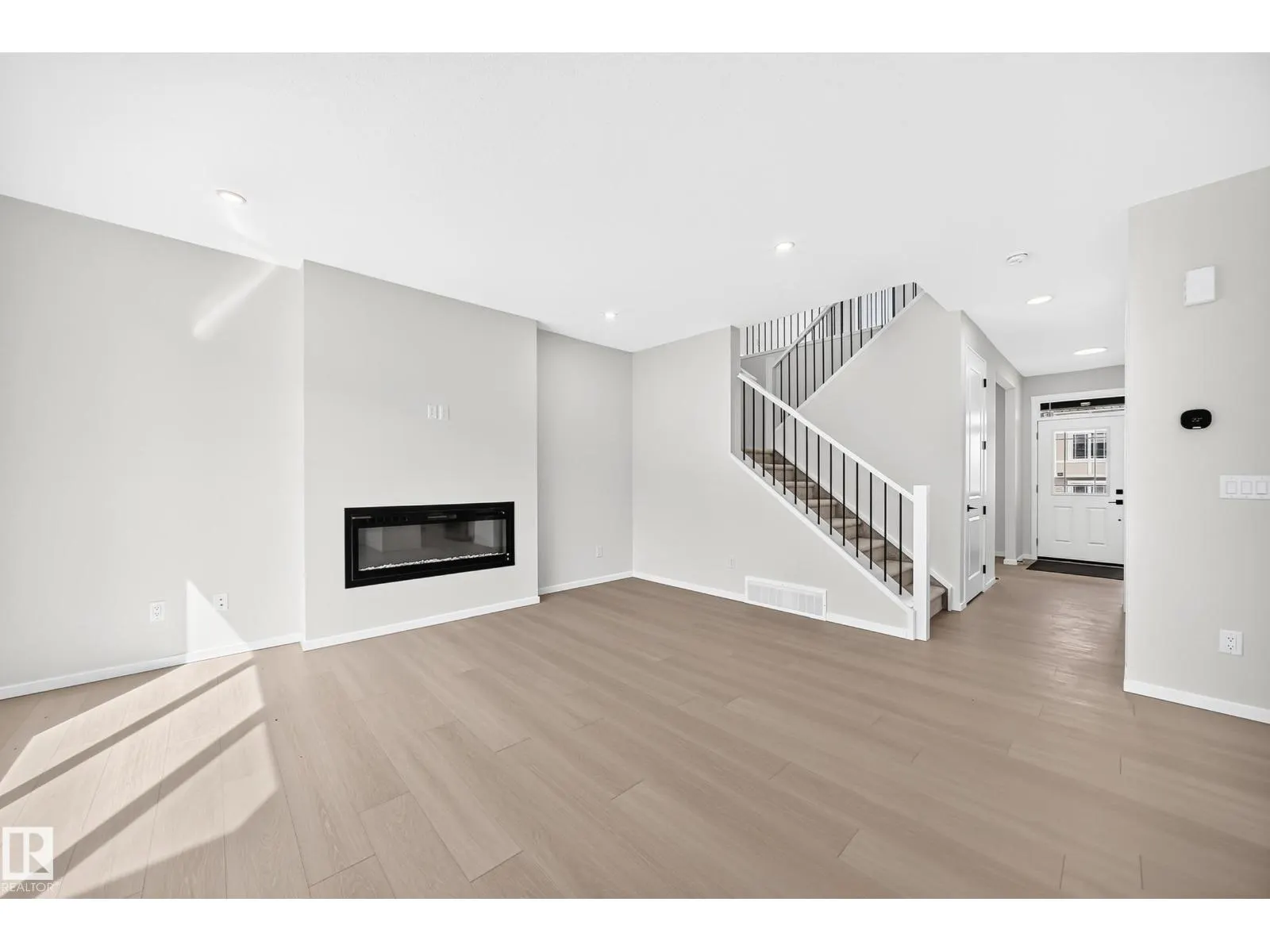 1512 205 ST NW