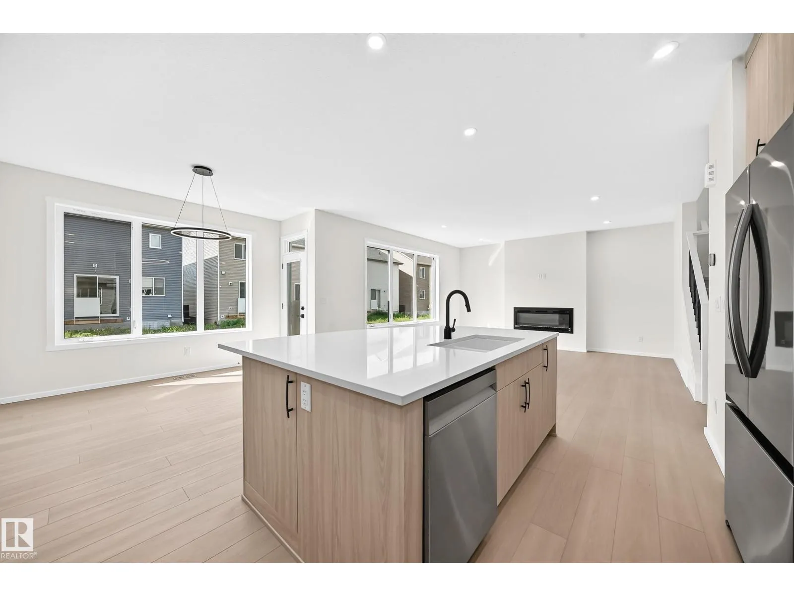 1512 205 ST NW