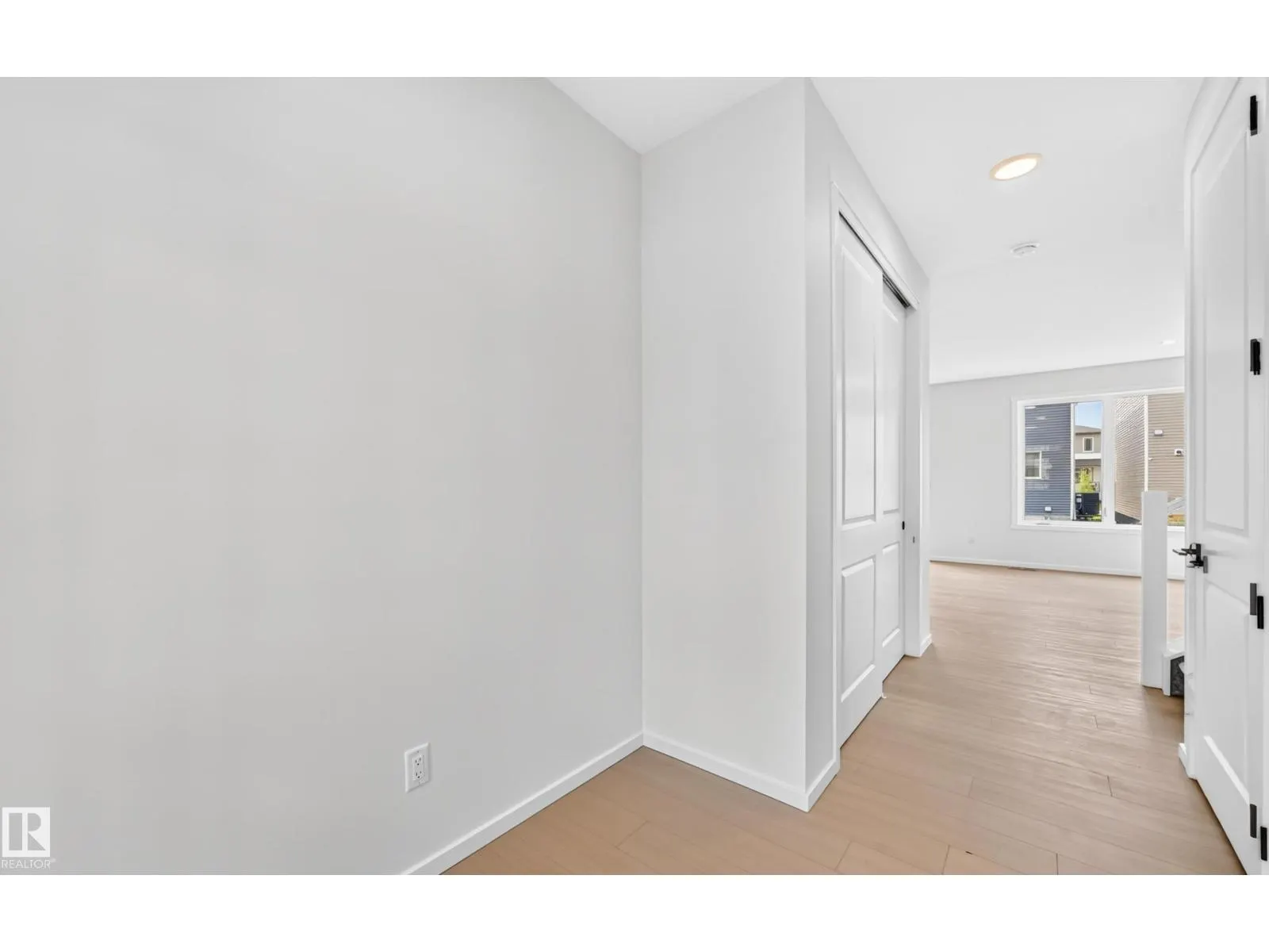 1512 205 ST NW