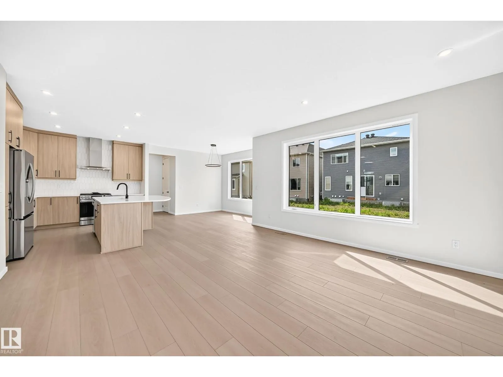 1512 205 ST NW