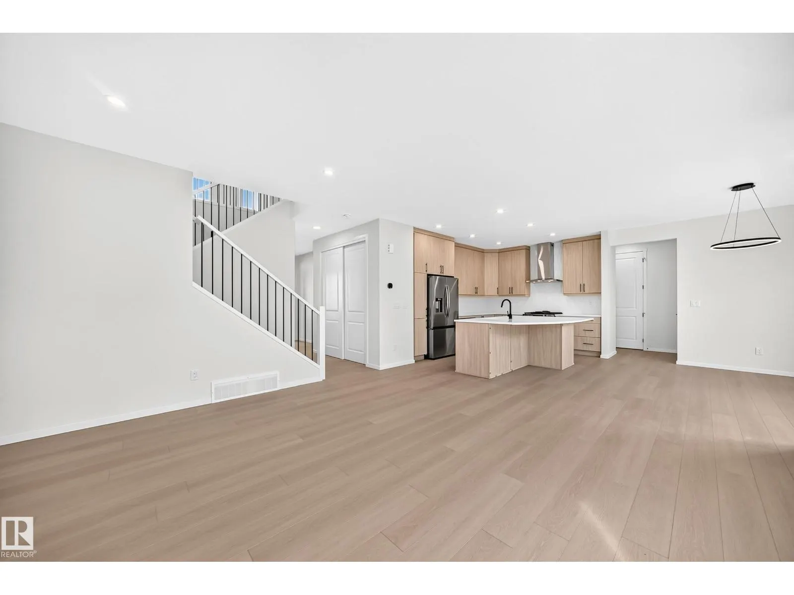 1512 205 ST NW