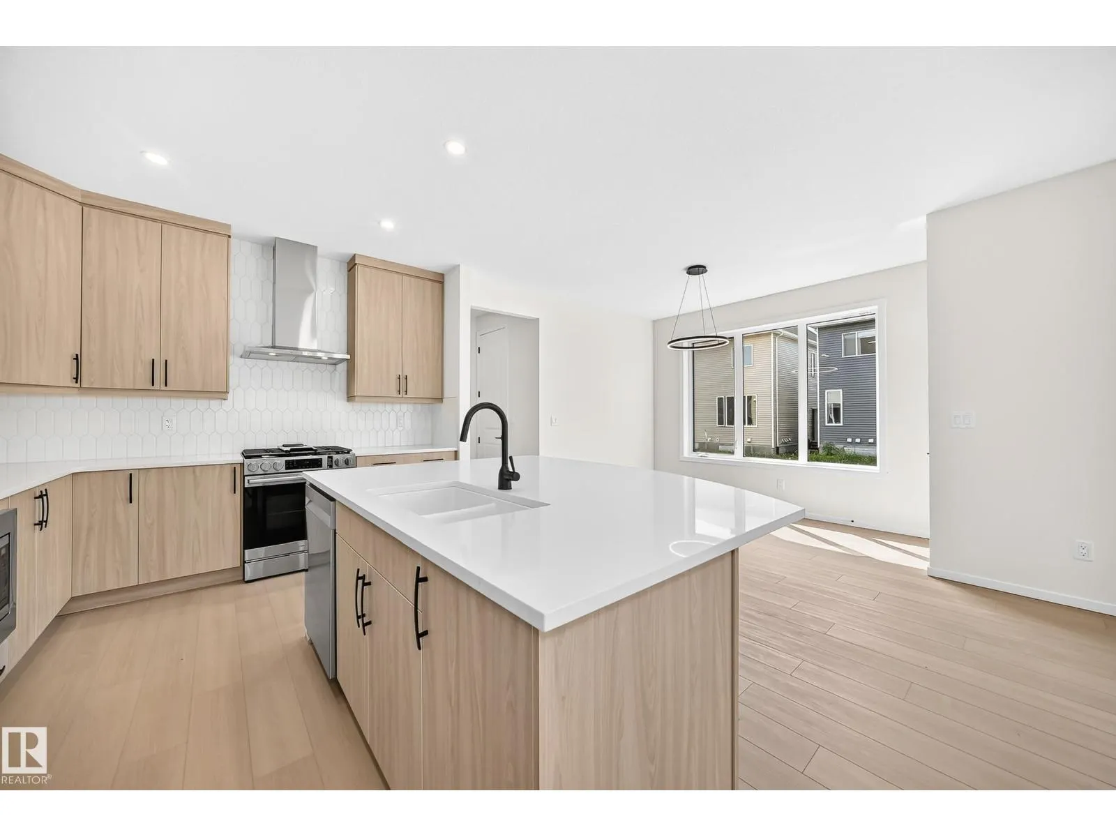 1512 205 ST NW