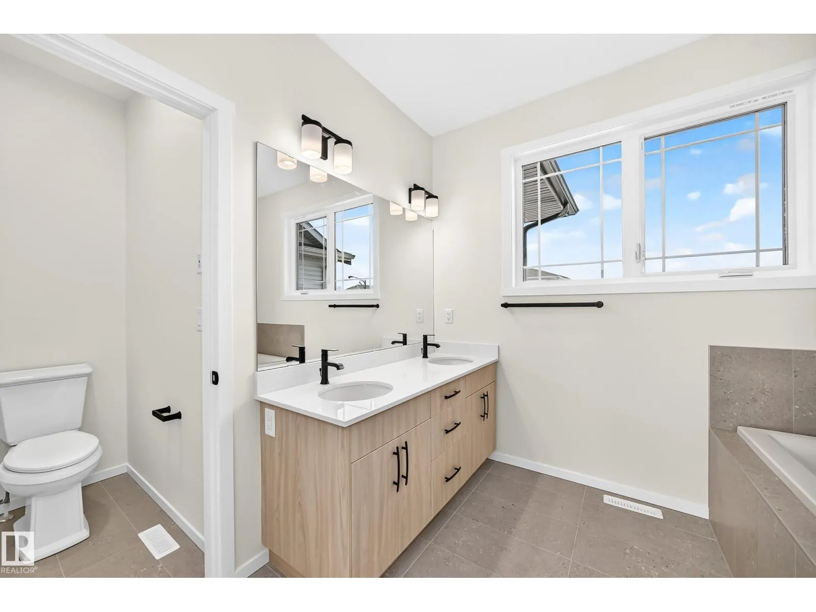 1512 205 ST NW