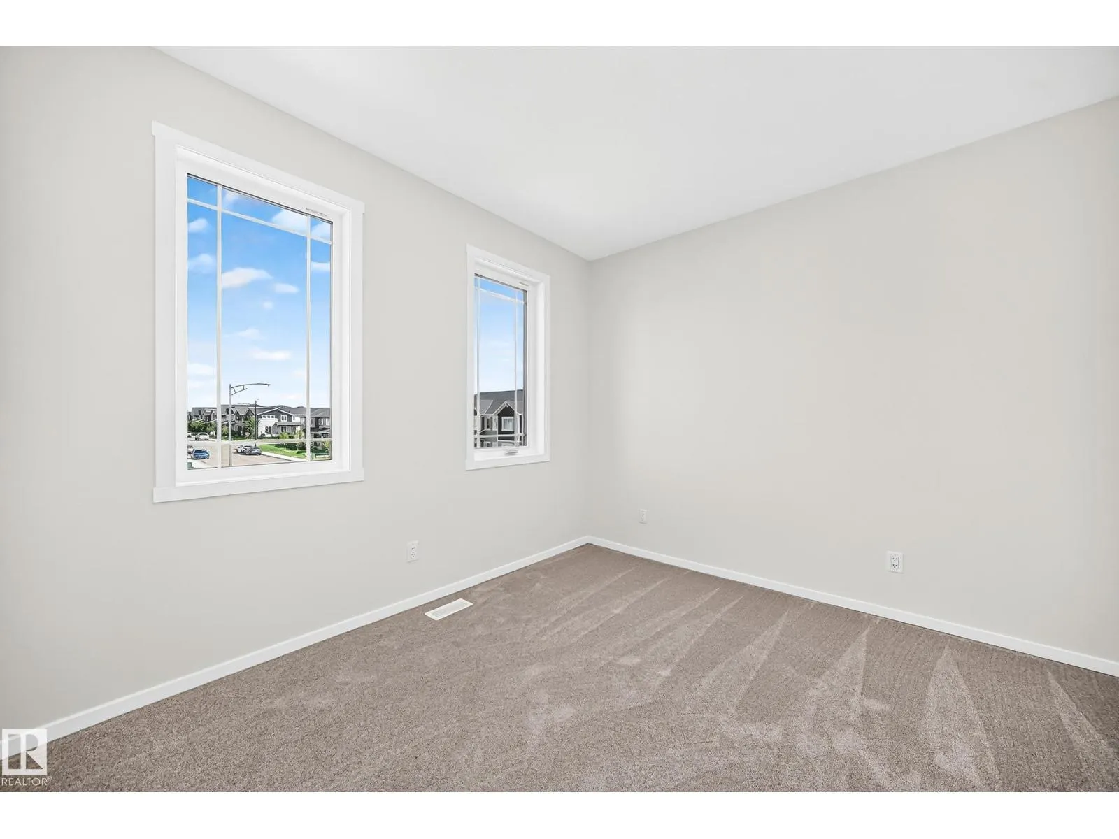 1512 205 ST NW