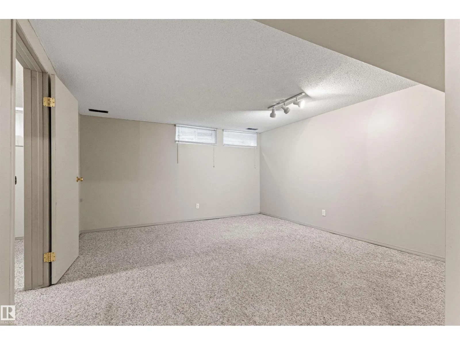55 ROYAL RD NW