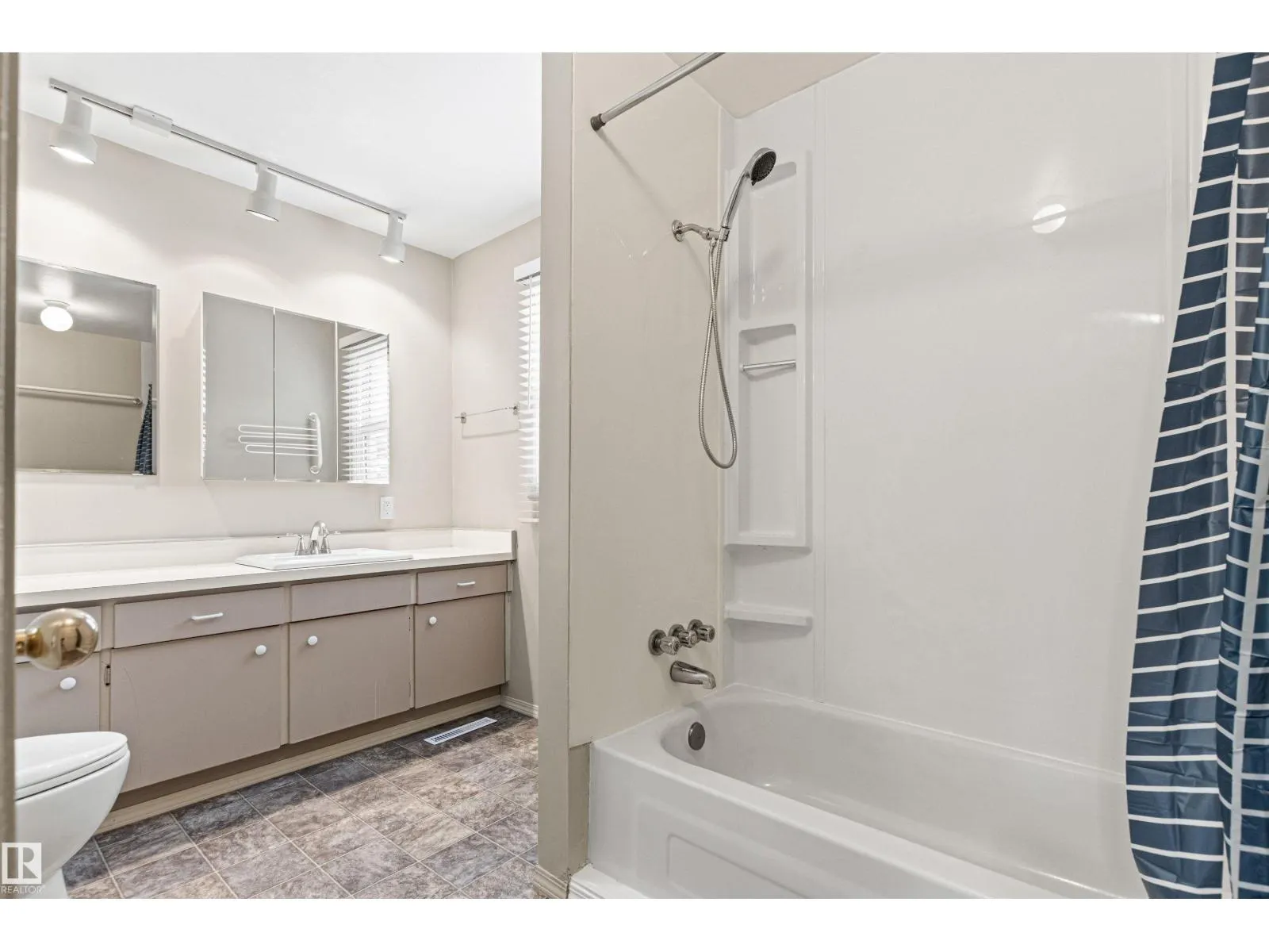 55 ROYAL RD NW