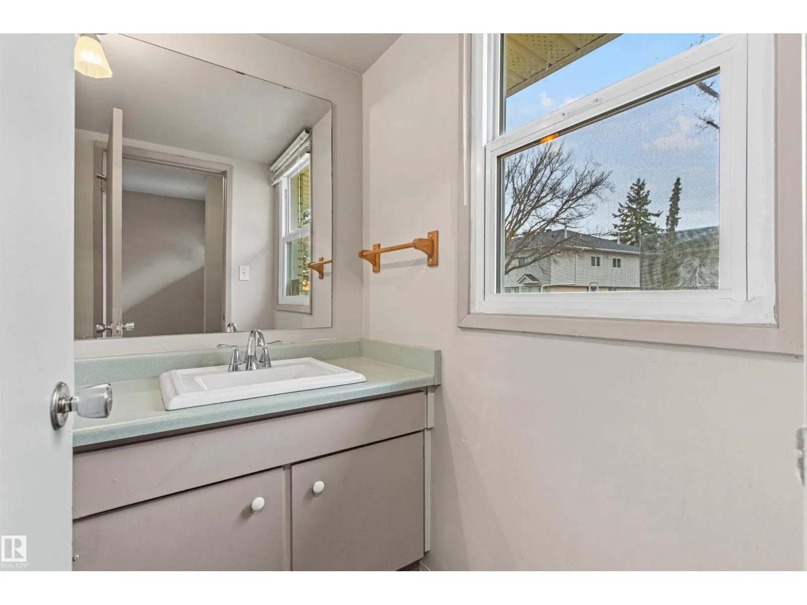 55 ROYAL RD NW