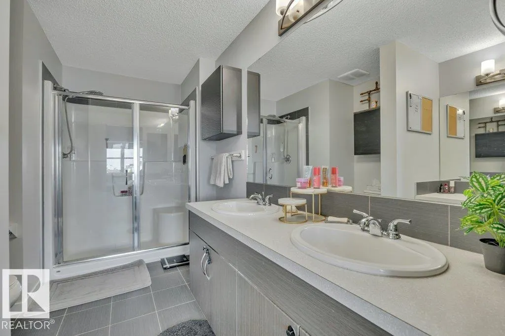 7435 181 AV NW