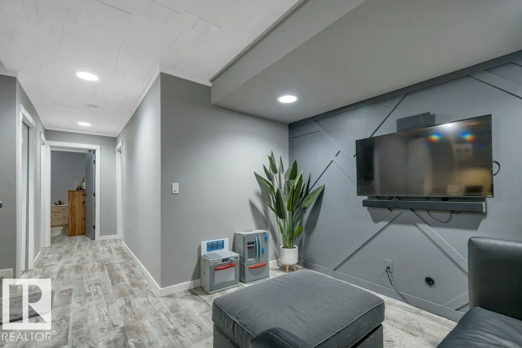 7435 181 AV NW