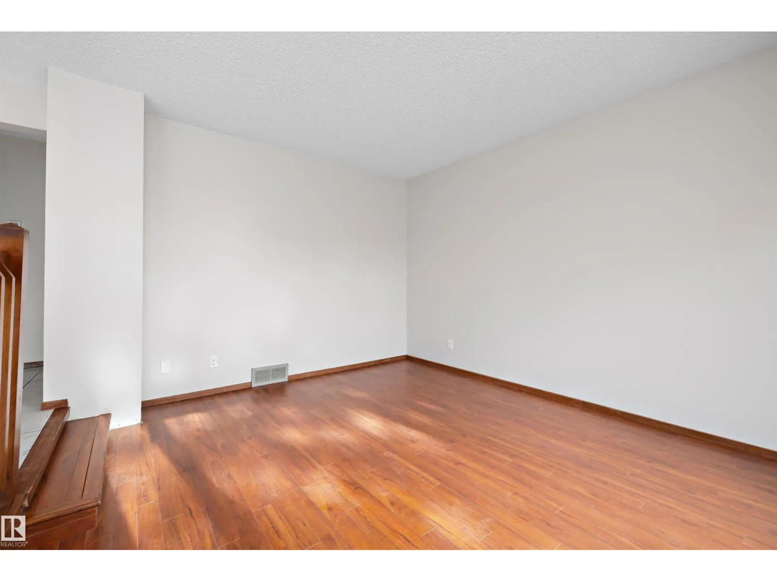 18923 82 AV NW
