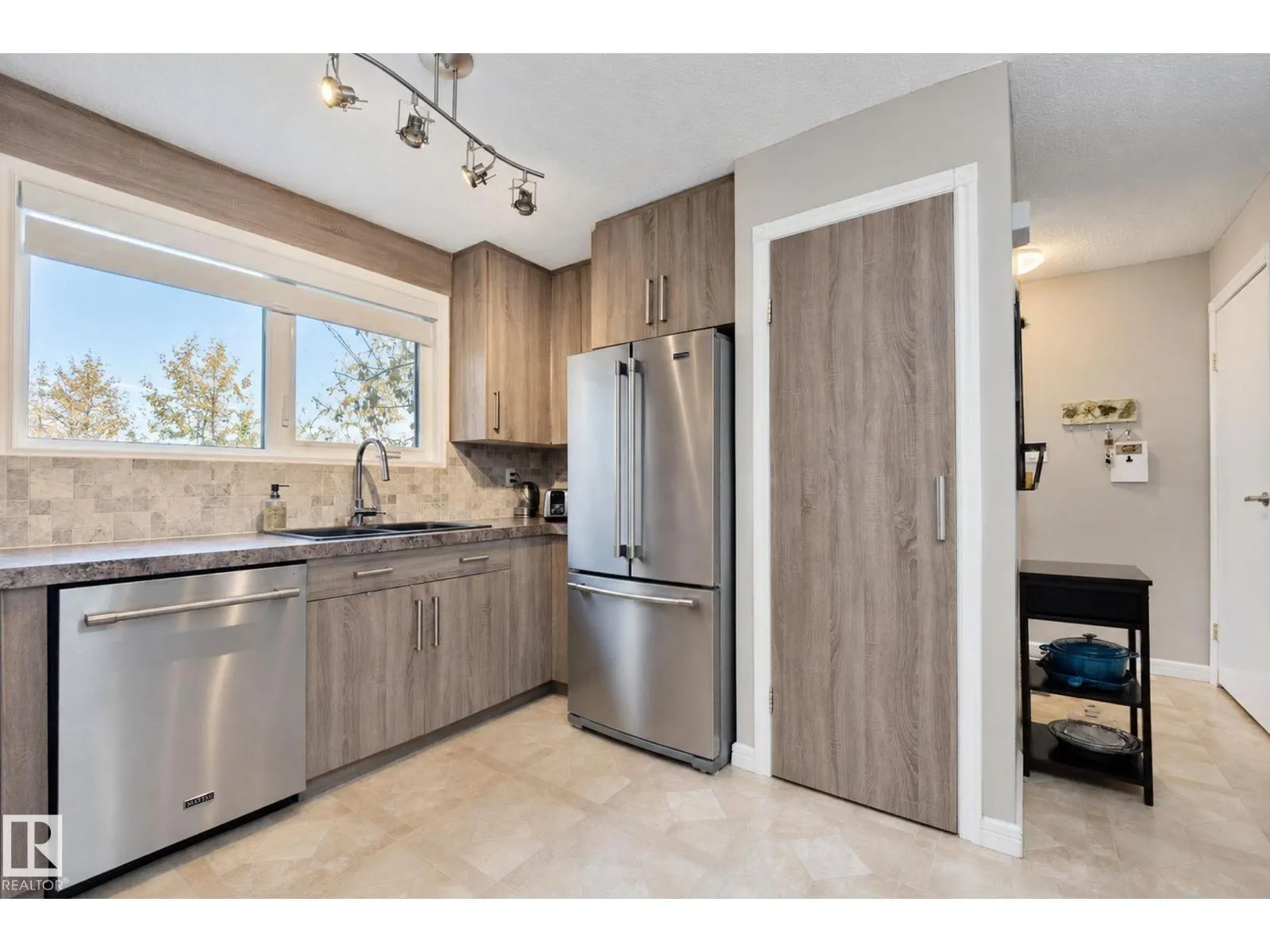 9 AKINS DR