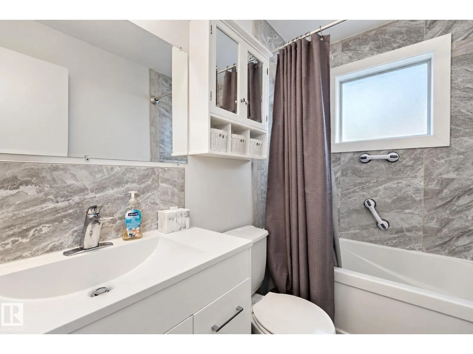 9 AKINS DR