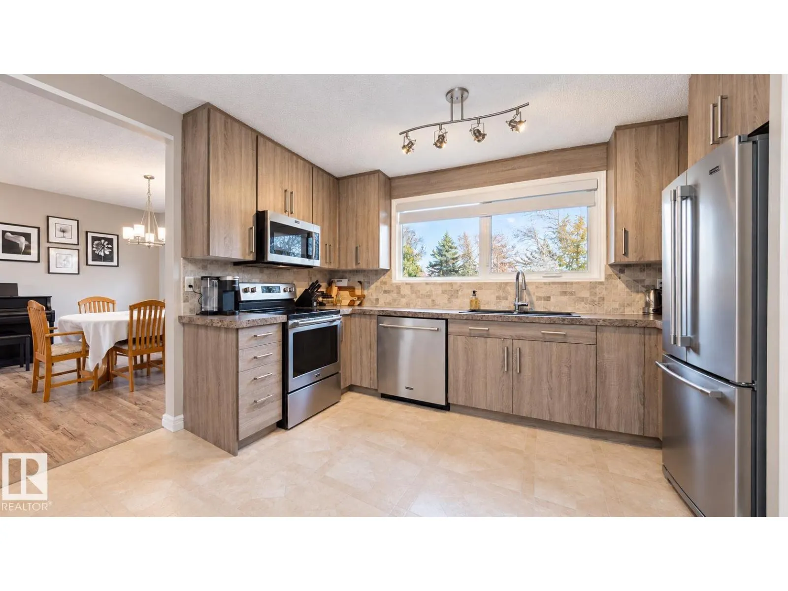 9 AKINS DR