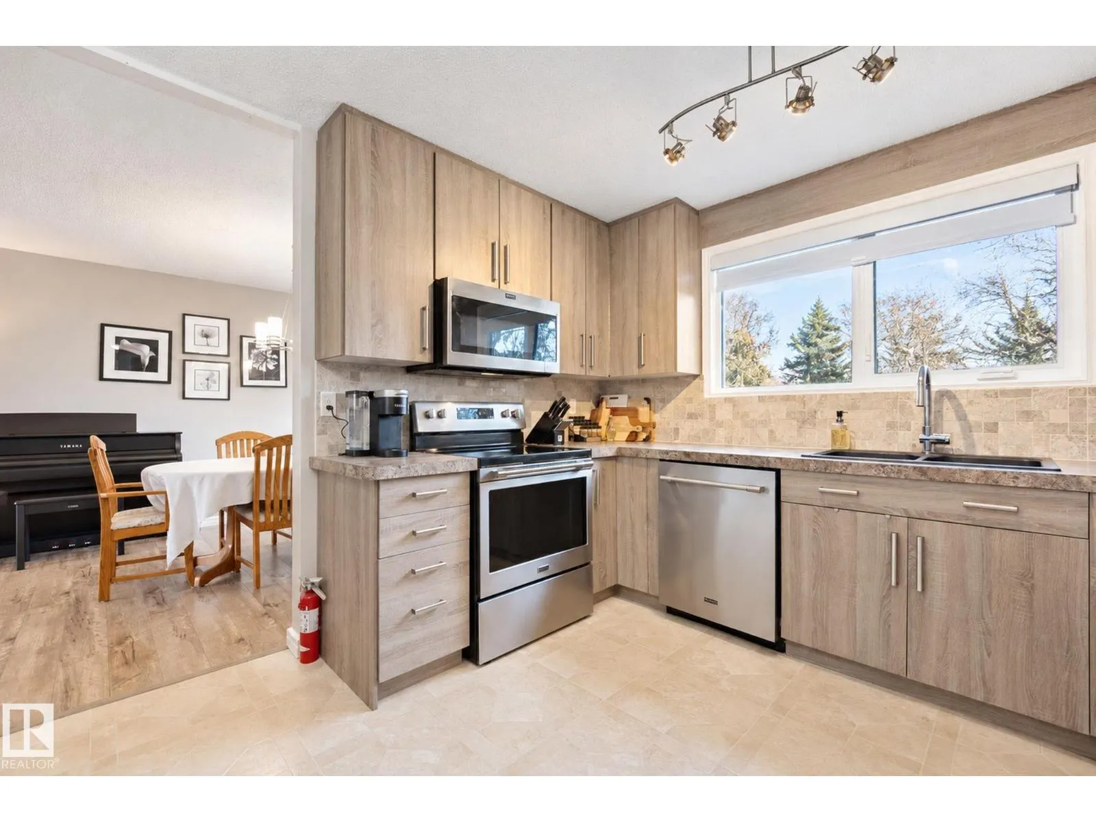 9 AKINS DR