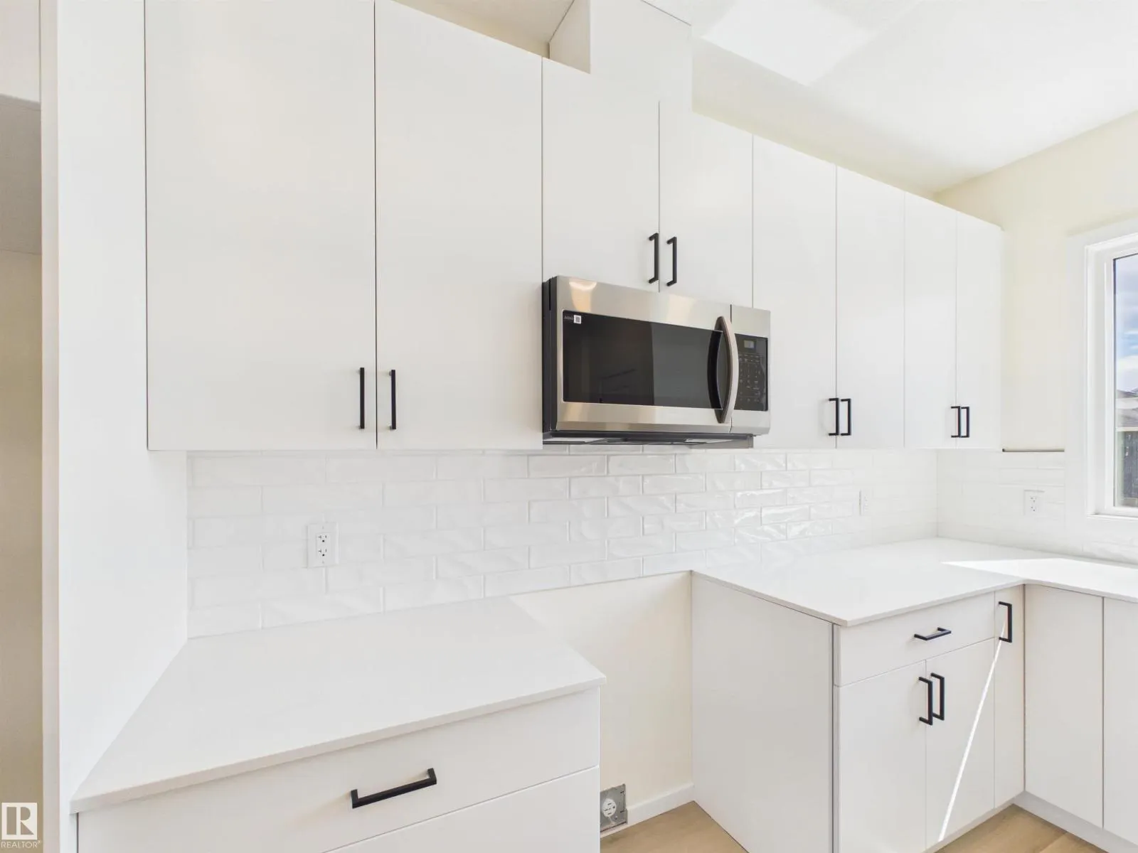 1092 MCLEOD AV
