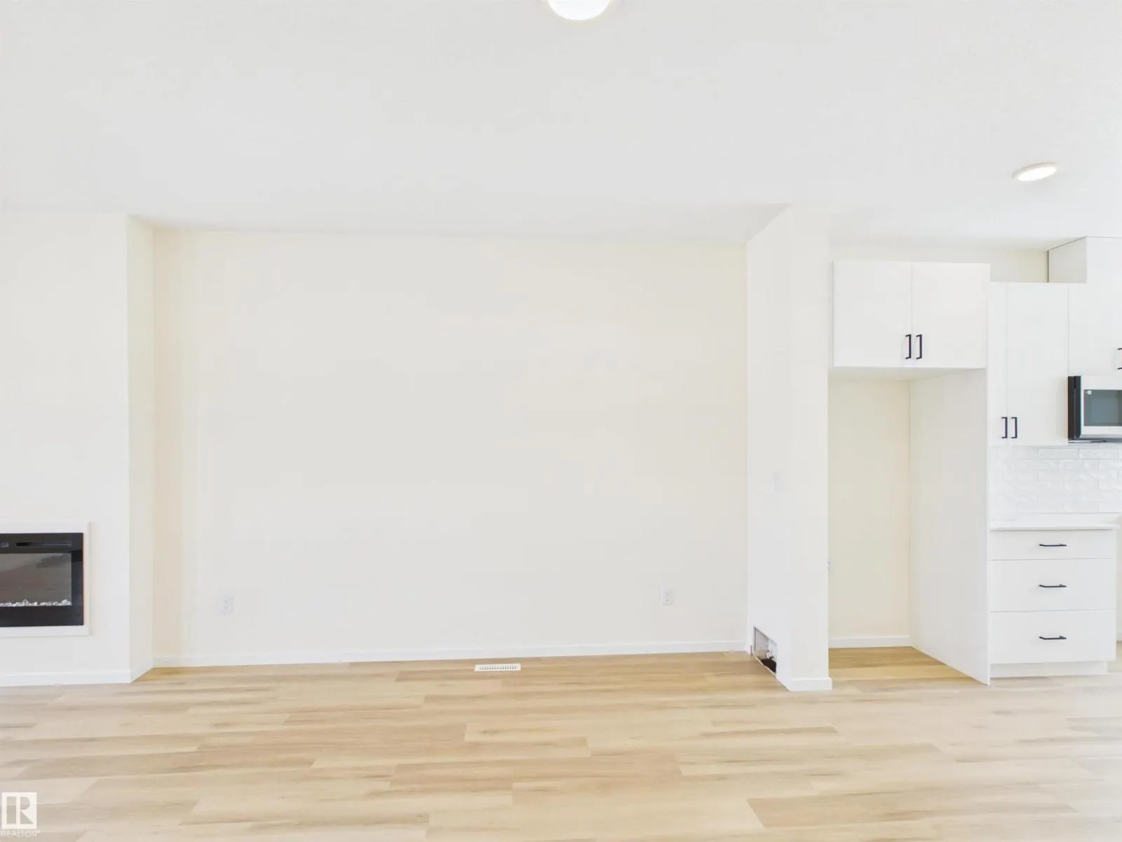 1092 MCLEOD AV